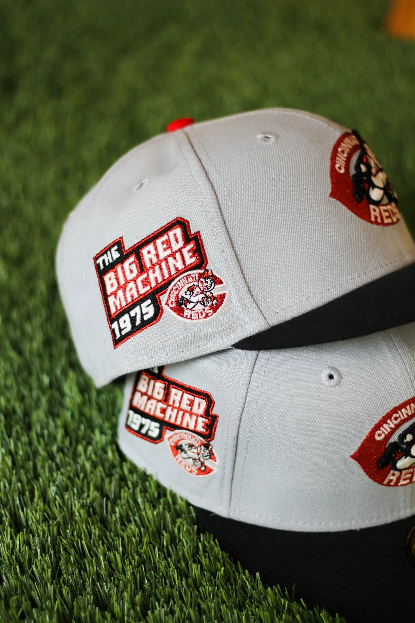 1975 CINCINNATI REDS GREY/BLACK TWO TONE FITTED W/ GREY UNDER VISOR