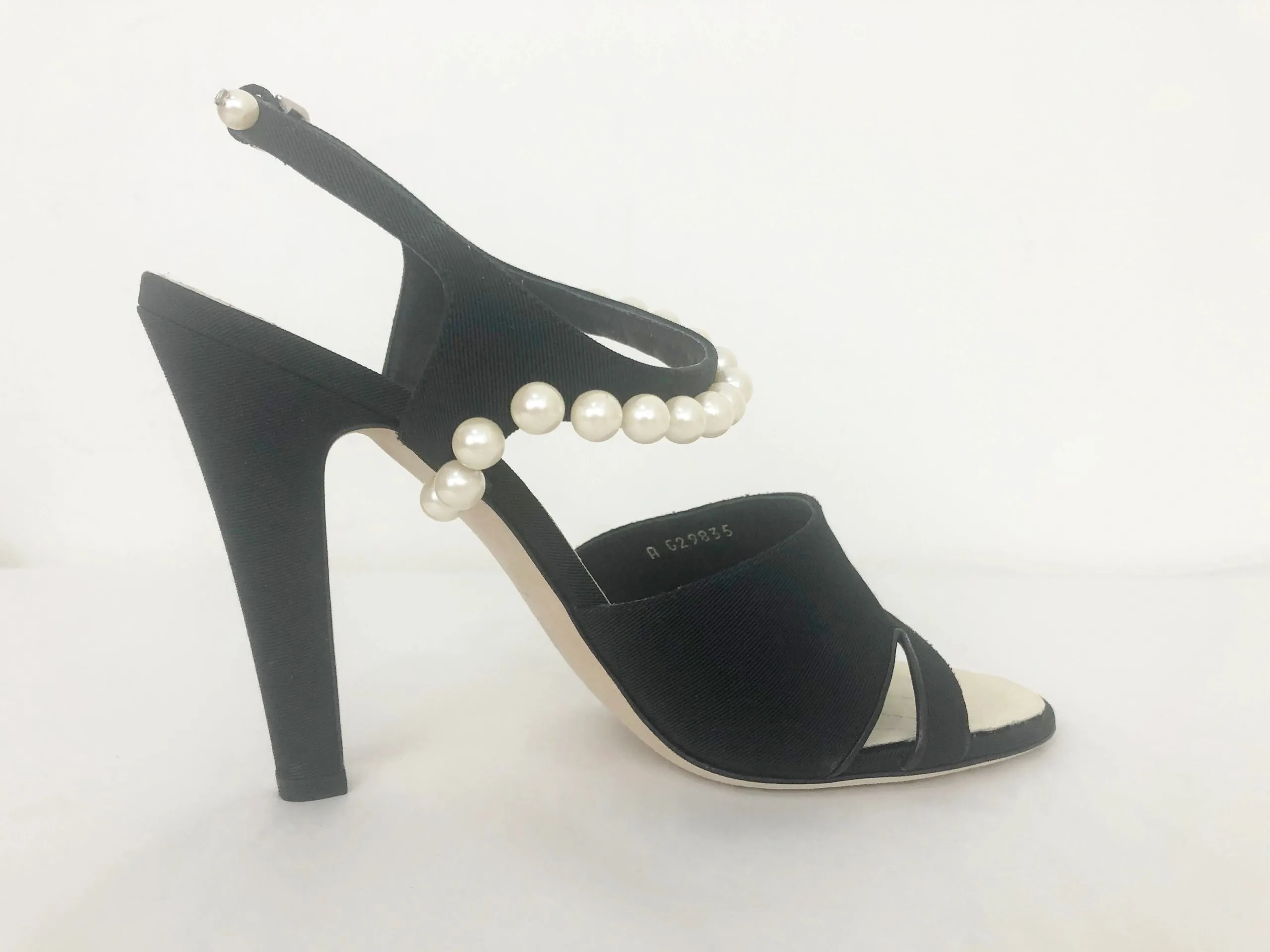 Chanel Pearl Accent Pump Size 40 T (10 Us)