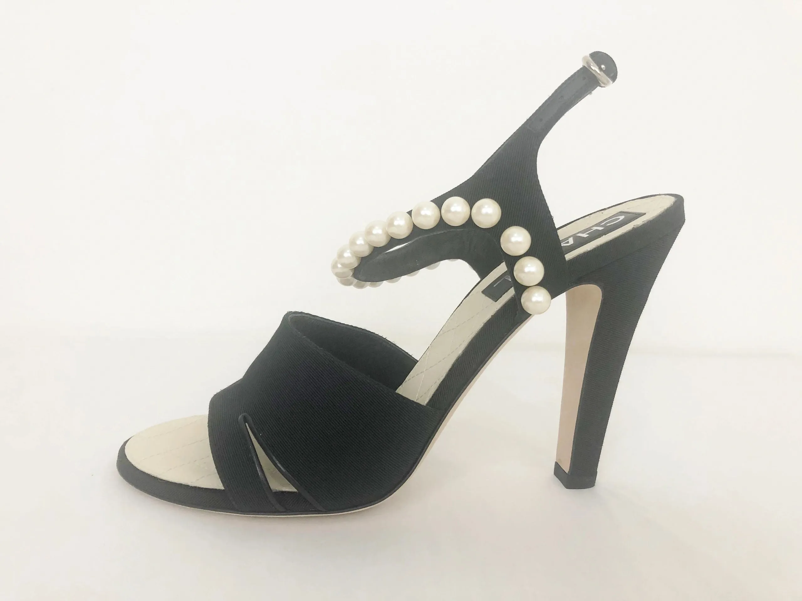 Chanel Pearl Accent Pump Size 40 T (10 Us)