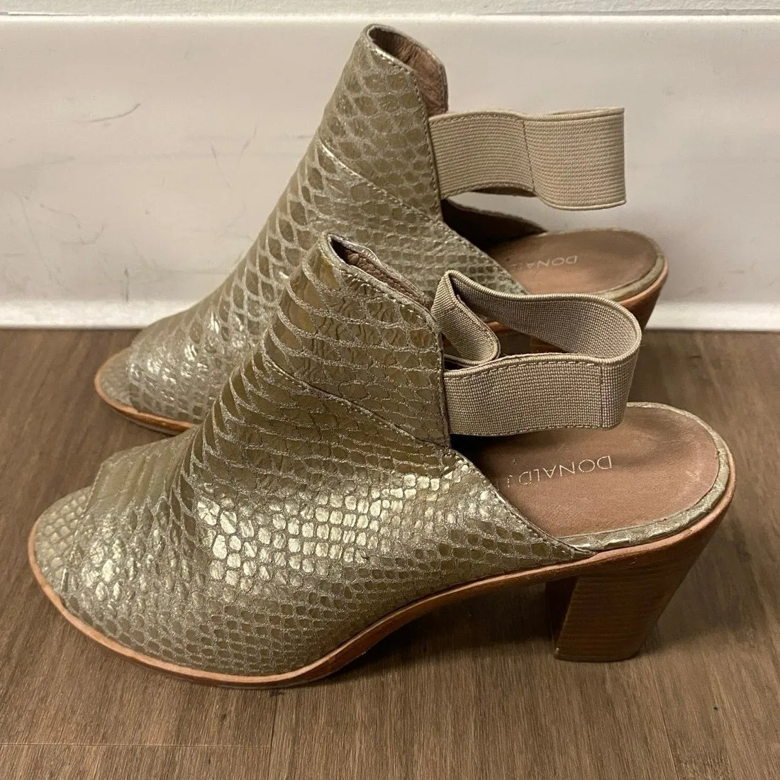 Donald J Pliner MEtallic Gold Sandal Mules Sz 0
