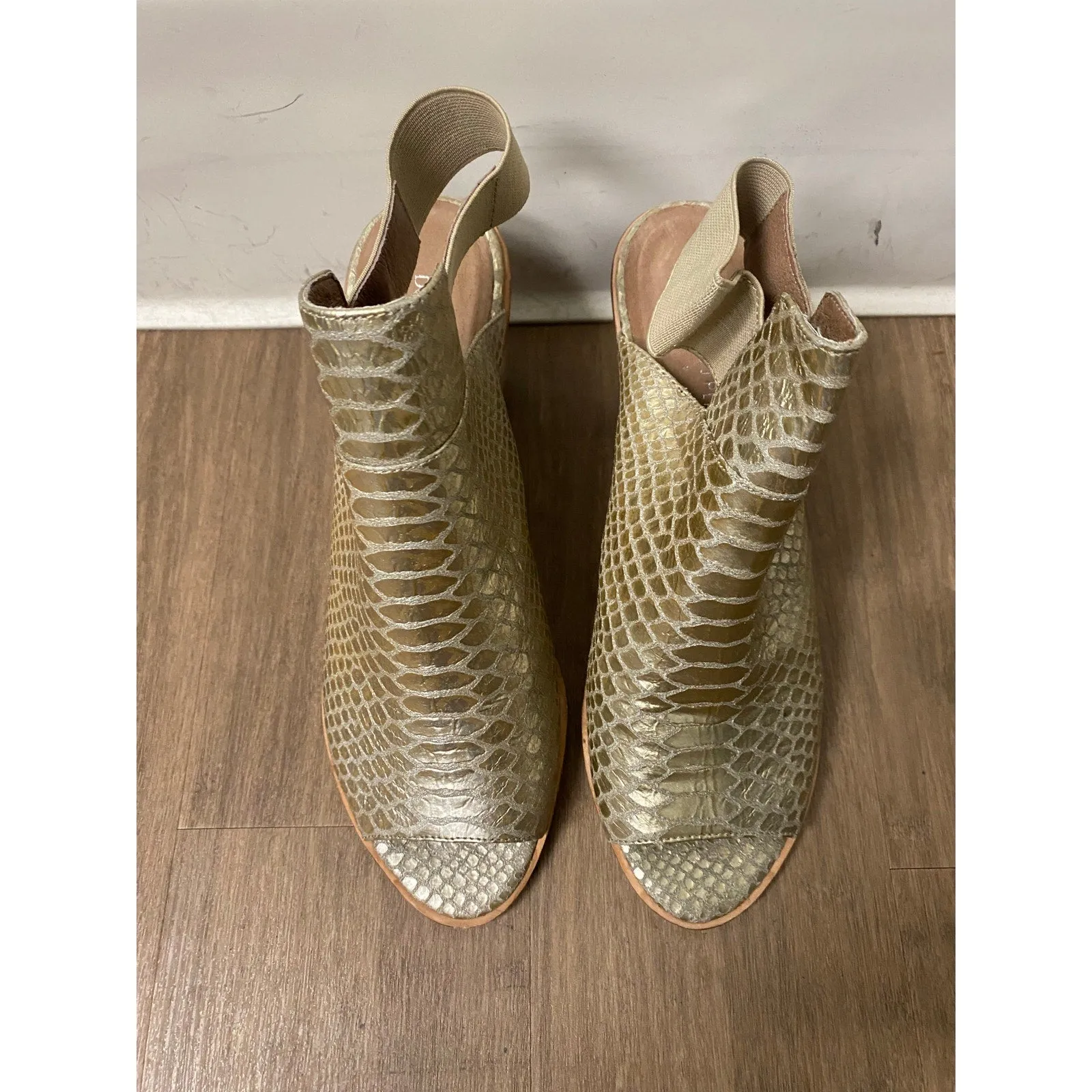 Donald J Pliner MEtallic Gold Sandal Mules Sz 0