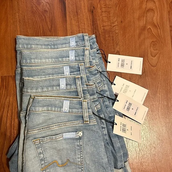 NWT [7 For All Mankind] Broken Twill Mid Roll Short in Coco Privé